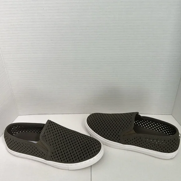 Steve Madden Women’s Wake slip on sneaker. Size 7M Olive Green color. - Picture 3 of 9